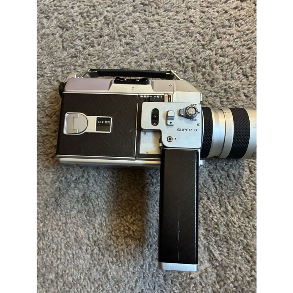 Canon Super 8 Vintage Movie Camera in Black and Silver - Picture 7 of 10